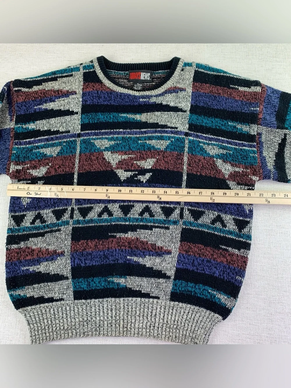 Vintage Today News Men's M long sleeve Multicolor Geometric Crewneck Sweater